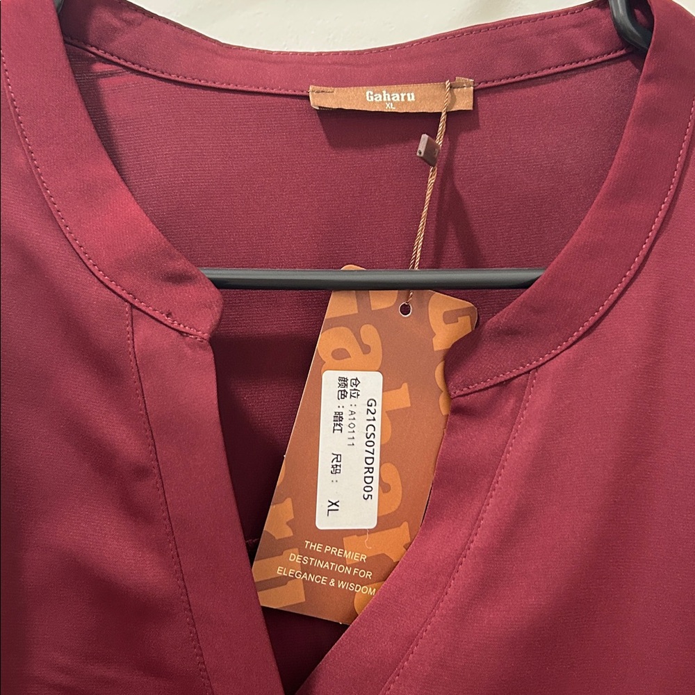 Gaharu (NWT) V-Neck Blouse with 3/4 Sleeve - Picture 4 of 5